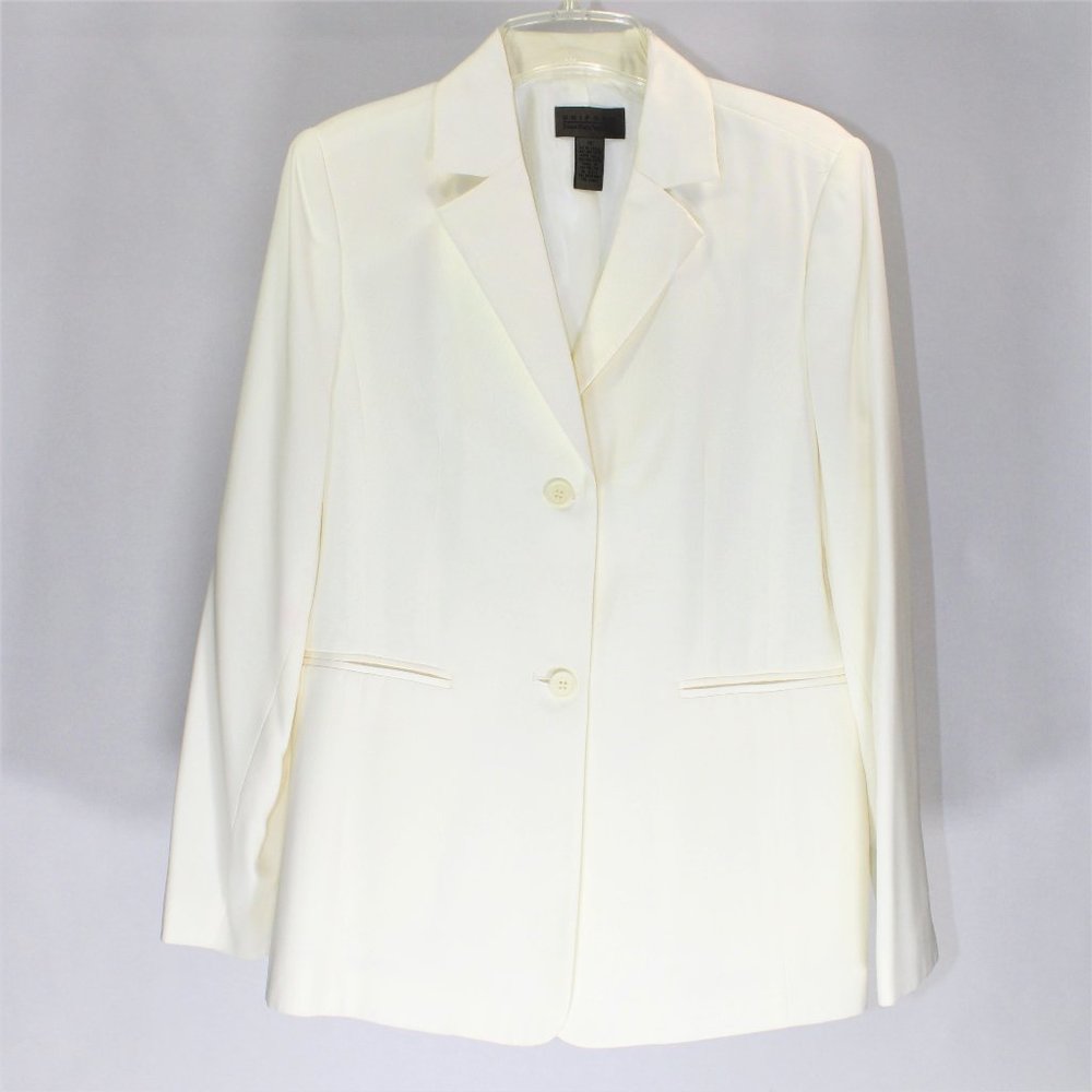 UNIFORM | White Blazer Office Wear